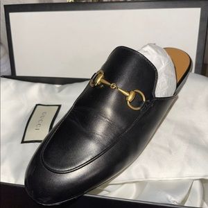 Gucci owned for a year. Worn 3-4 times. US SIZE 7 EUR SIZE 38